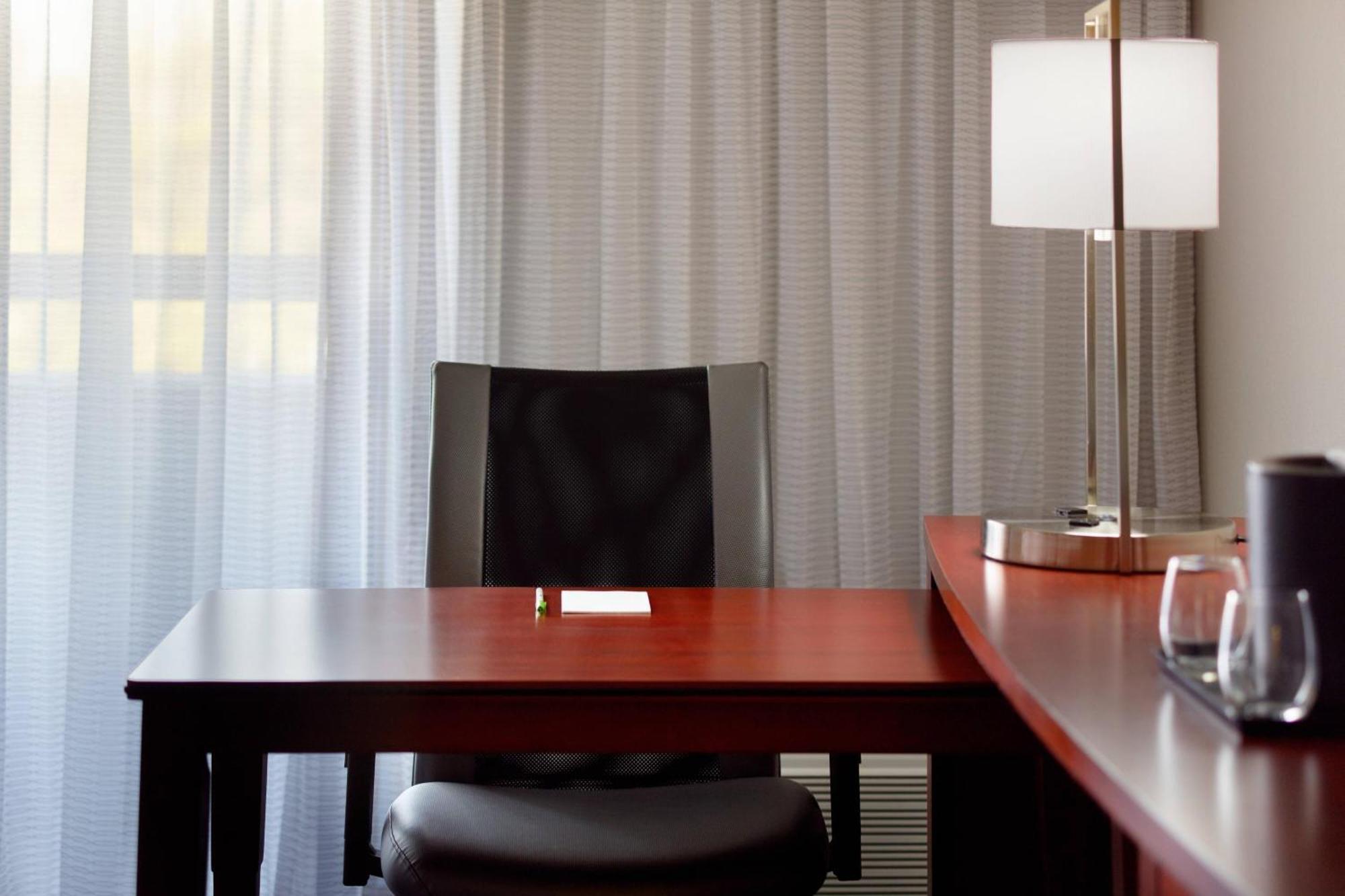 Courtyard By Marriott Greensboro Exteriér fotografie